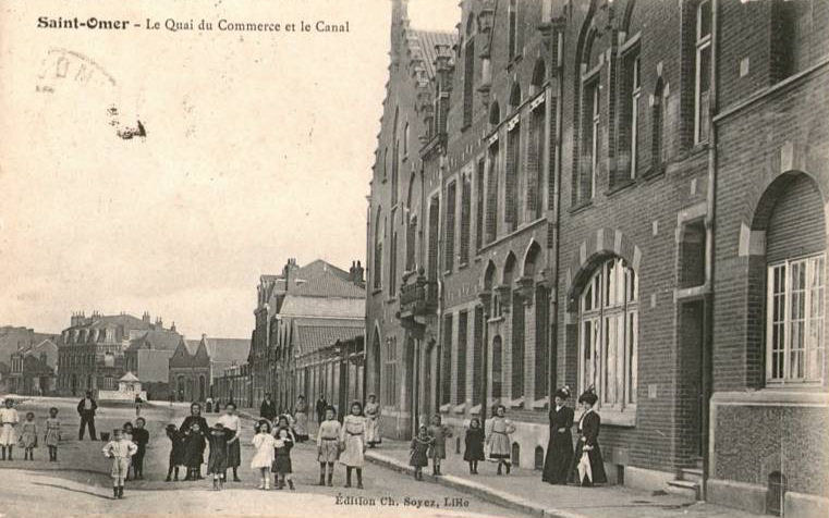 Tout le long du quai se trouvaient beaucoup d'entrepôts, mais là au premier plan on peut voir de belles maisons bourgeoises. Et toujours beaucoup d'enfants qui aimaient poser pour le photographe.